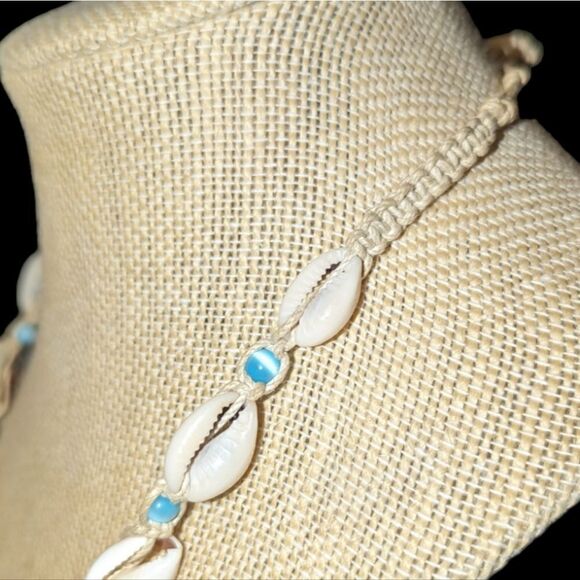 Vintage puka shell and blue beaded necklace - Picture 3 of 9
